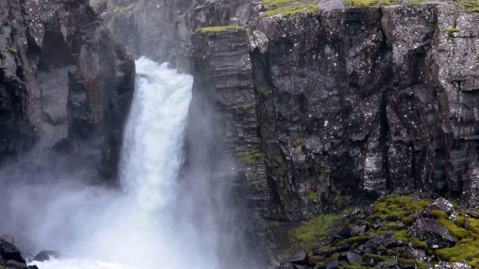 Vodopád se islandsky řekne „foss“