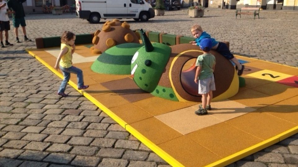 Hračky ve tvaru šneka a ježka v historickém centru Pelhřimova, děti, dětské hřiště