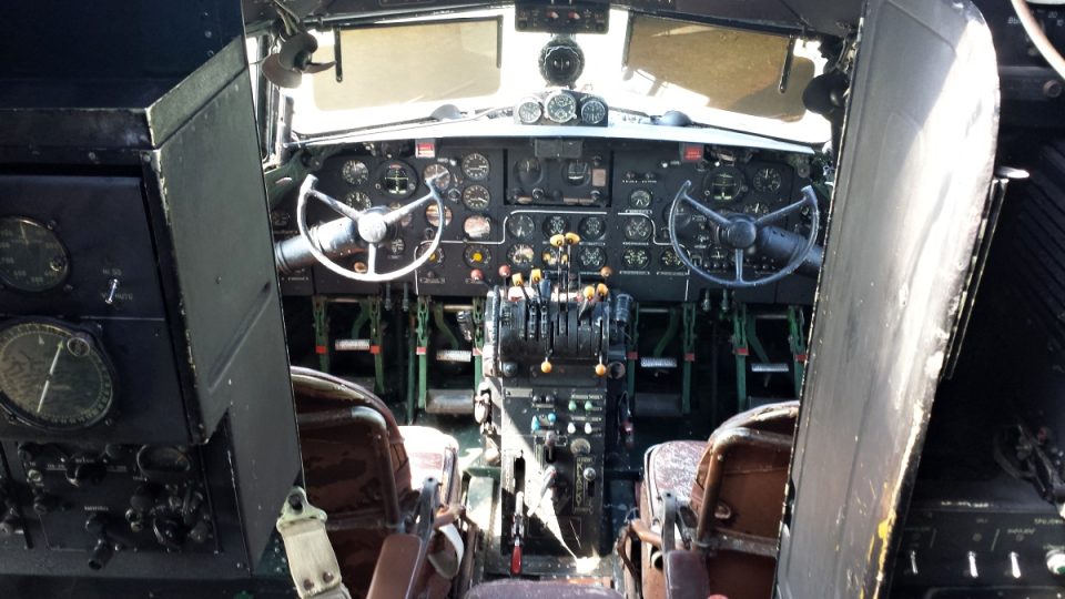 Pilotní kabina Iljušinu IL 14 licenčně vyráběného v Avii jako AV 14