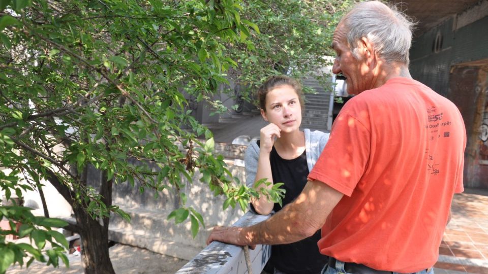 Magdaléna Medková při natáčení s panem Šímou