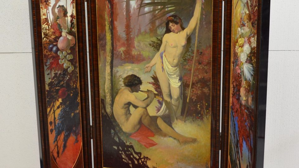 Expozice s názvem Alfons Mucha v zrcadle doby v zámecké jízdárně Alšovy jihočeské galerie na zámku Hluboká