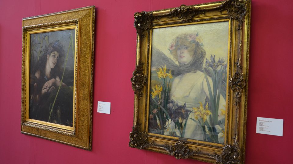 Expozice s názvem Alfons Mucha v zrcadle doby v zámecké jízdárně Alšovy jihočeské galerie na zámku Hluboká