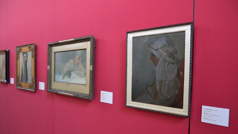 Expozice s názvem Alfons Mucha v zrcadle doby v zámecké jízdárně Alšovy jihočeské galerie na zámku Hluboká