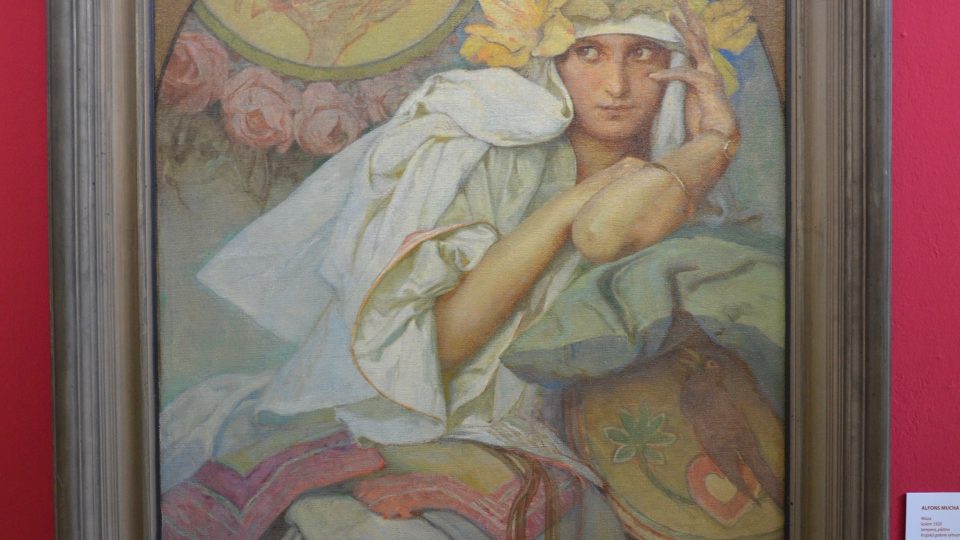 Expozice s názvem Alfons Mucha v zrcadle doby v zámecké jízdárně Alšovy jihočeské galerie na zámku Hluboká