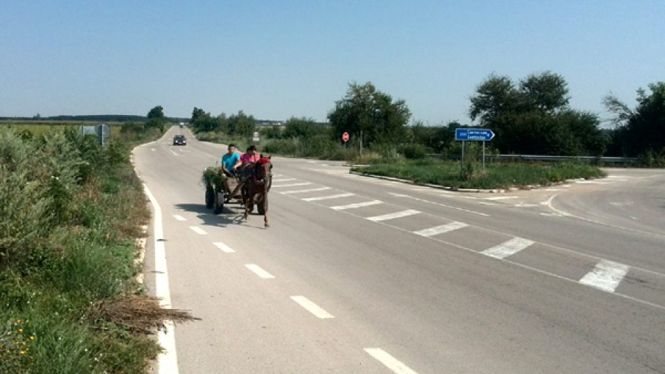 Na bulharských silnicích můžete potkat povozy tažené koňmi