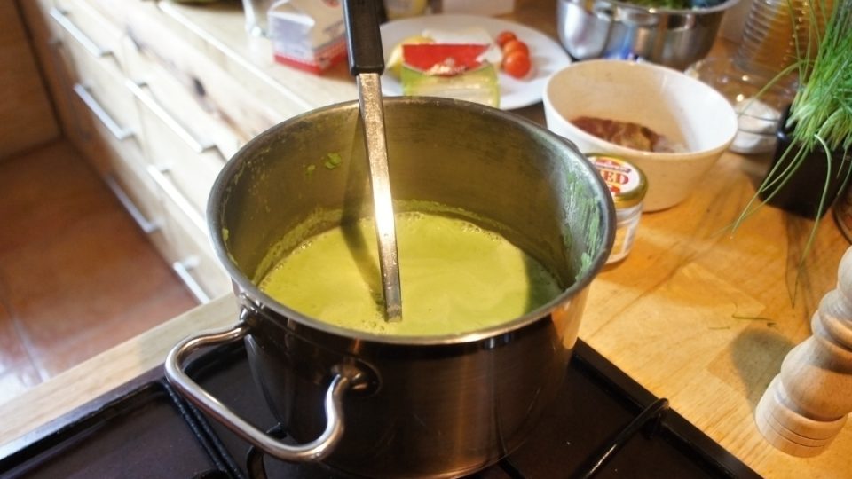 Hrášková polévka se vaří