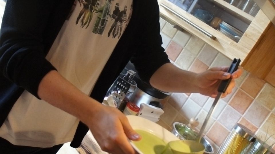 Martin Škoda nalévá hráškovou polévku