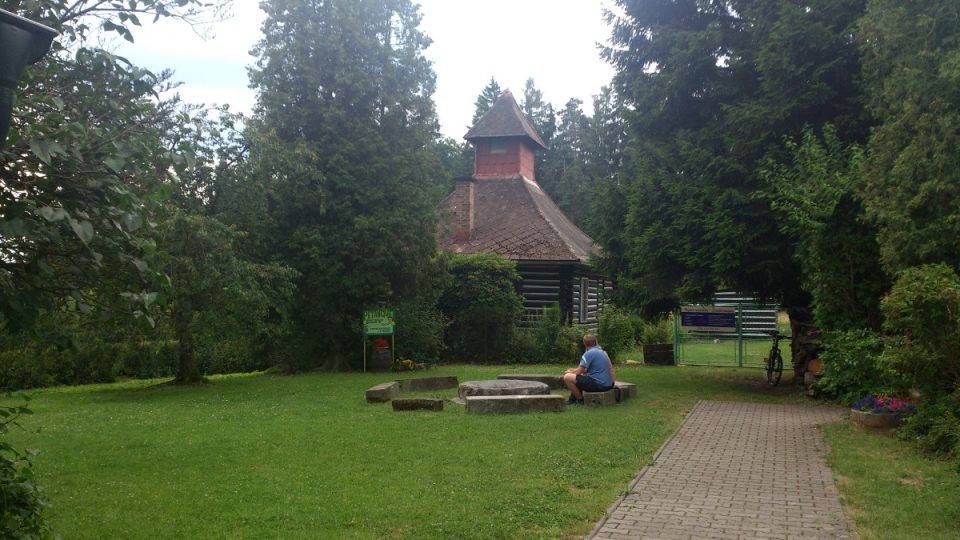 Venkovní posezení u restaurace