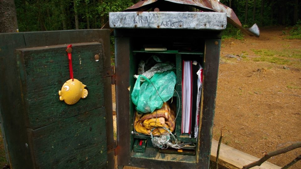 Plechová skříňka ukrývá kromě razítka a pamětní knihy také nezbytně nutné věci pro turisty