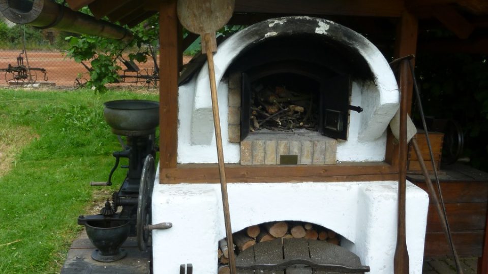 Funkční pec na chleba mají Hyškovi postavenou na zahradě