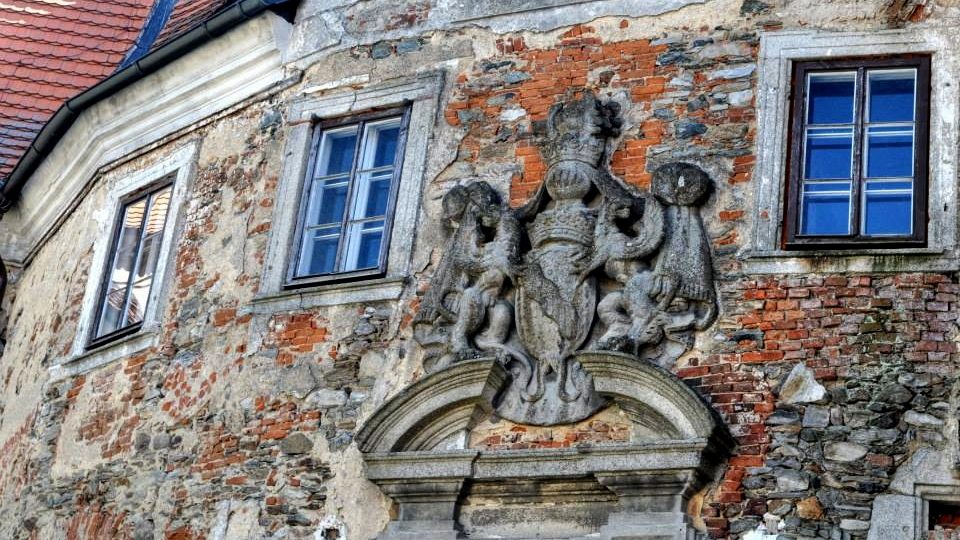 Erb na průčelí zámku Poběžovice u Domažlic se naštěstí zachoval