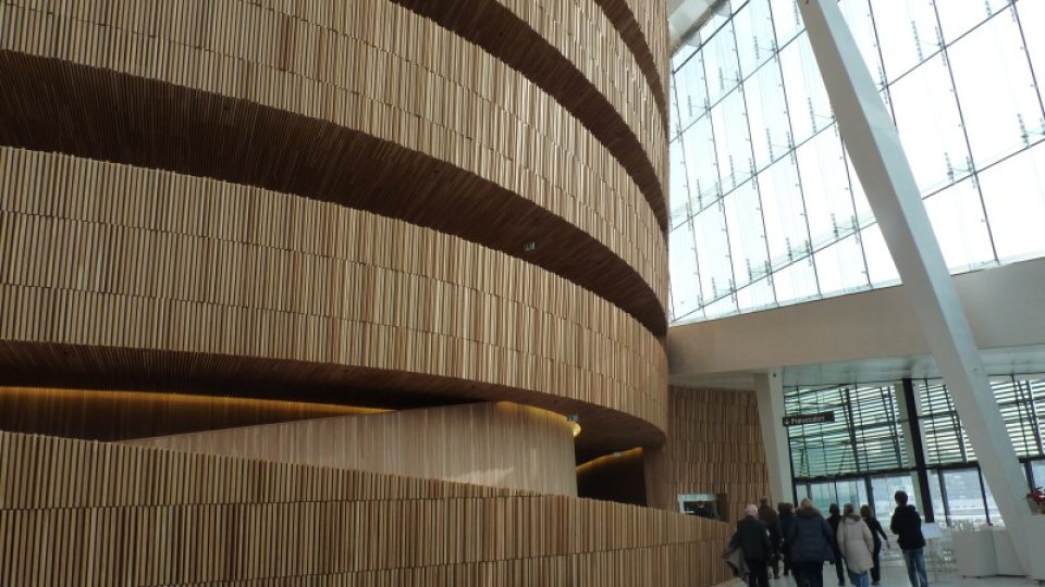 Interiér moderní budovy Opery v Oslu je ze dřeva