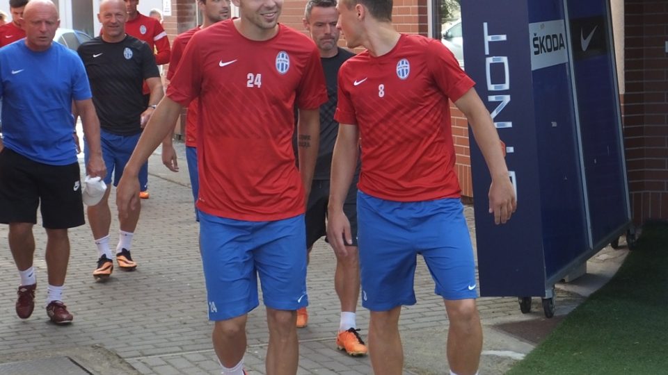Útočník Michal Ďuriš (vlevo) před tréninkem
