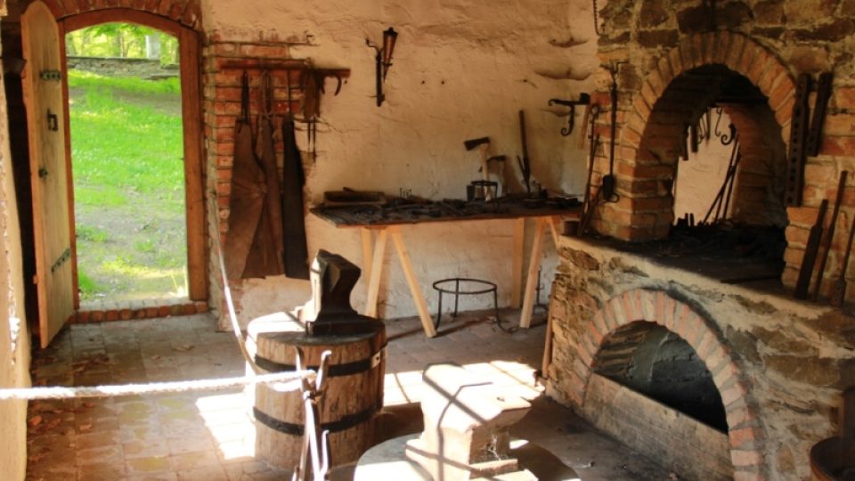 Interiér historické kovárny na hradě Šelmberk