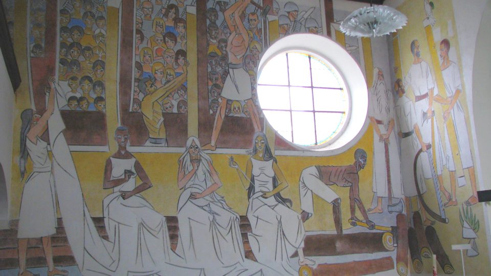Malbou v levé části lodi kostela v Dřítči malíř Vojmír Vokolek ztvárnil Noemovu archu