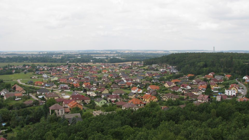 Pohled z rozhledny Milíř na novou část Vysoké nad Labem