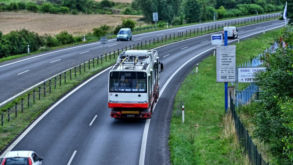 Trolejbus přijel do Ústí nad Labem po dálnici D8 | foto: Petr Šašek - Dopravní podnik města Ústí nad Labem Trolejbus přijel do Ústí nad Labem po dálnici D8
