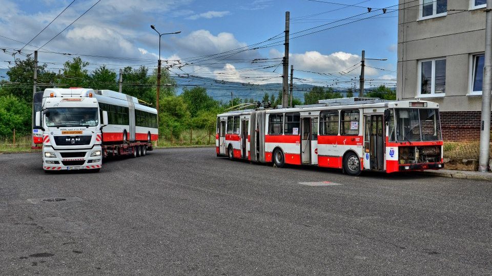 Pomyslné střídání generací trolejbusu. Již částečně odstrojený trolejbus Škoda 15Tr ev.č. 537, který v Ústí nad Labem sloužil 25 a průjezd soupravy s novou generací vozidel Škoda 27Tr. | foto: Petr Šašek - Dopravní podnik města Ústí nad Labem Pomyslné střídání generací trolejbusu. Již částečně odstrojený trolejbus Škoda 15Tr ev.č. 537, který v Ústí nad Labem sloužil 25 a průjezd soupravy s novou generací vozidel Škoda 27Tr.