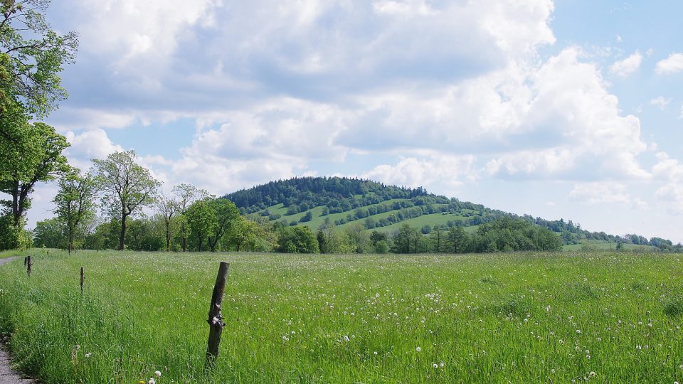 K vidění je zde i Velký Roudný - nejzachovalejší sopka Nízkého Jeseníku