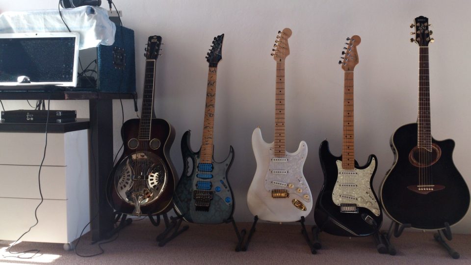 Sbírka kytar, první vlevo je dobro