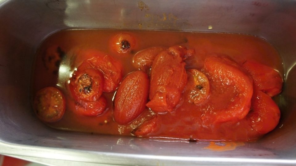 Opečená rajčata a papriky v nádobě