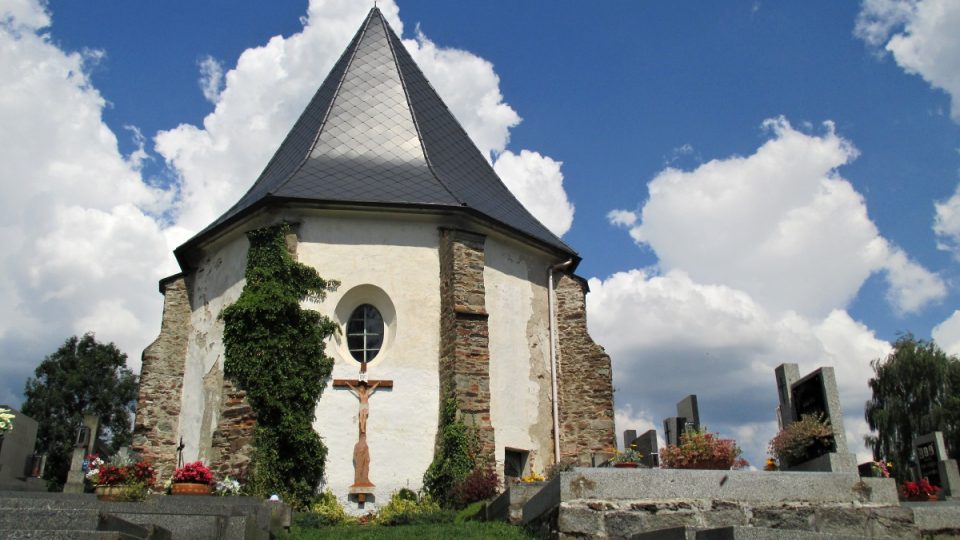 Kostel Máří Magdaleny na velhartickém hřbitově