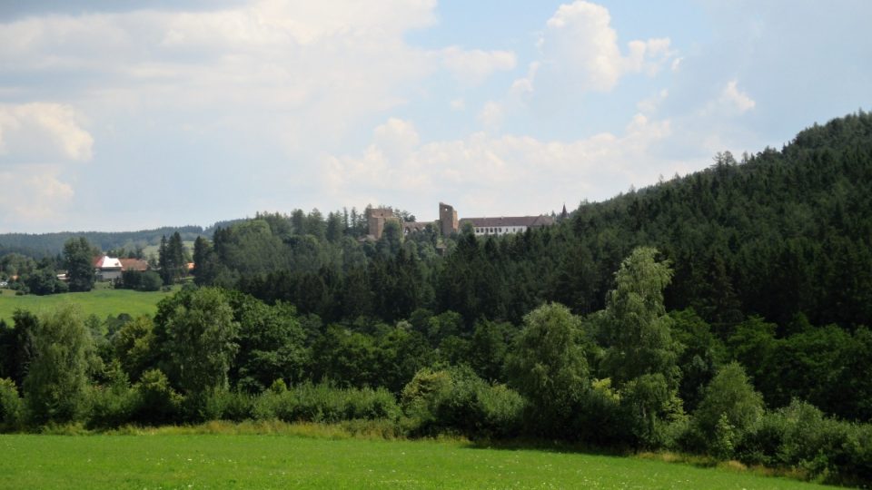 Od hřbitůvku je krásně vidět hrad Velhartice