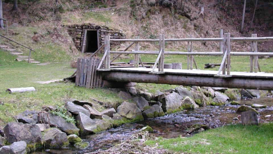 Podobnými historickými štolami je úbočí Příčného vrchu doslova provrtáno