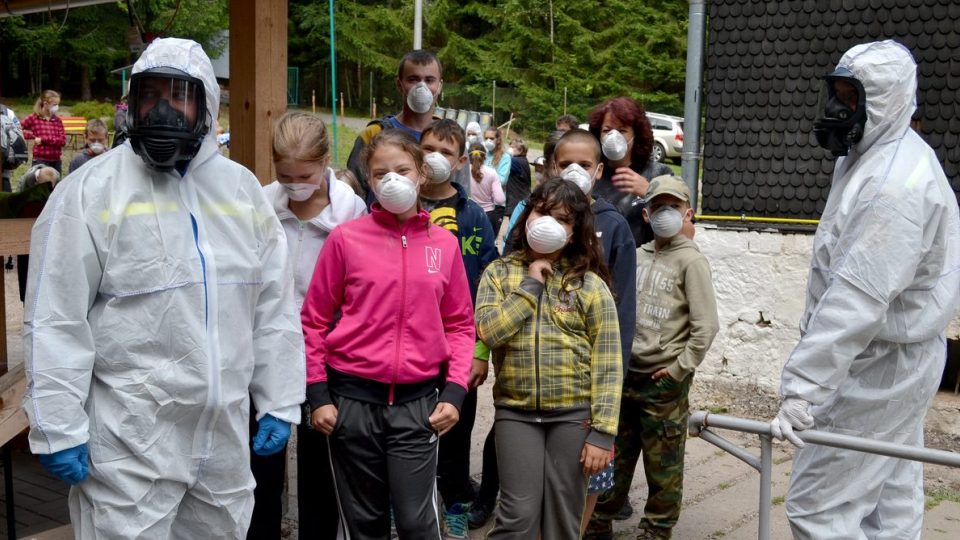 Hasiči cvičili v Rotavě na Sokolovsku nebezpečnou kontaminaci dětského tábora