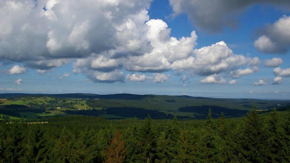 Vyhlídka z věže na centrální část Žďárských vrchů