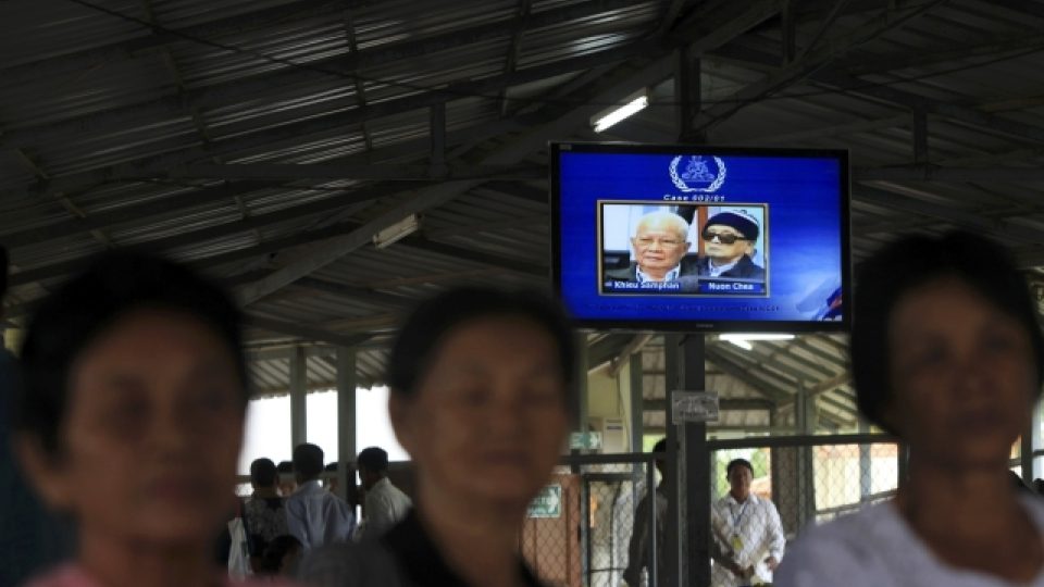 Představitelé Rudých Khmerů Khieu Samphan a Nuon Chea na obrazovce