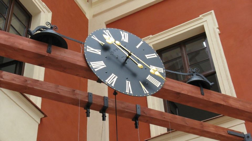 Historické hodiny v atriu radnice