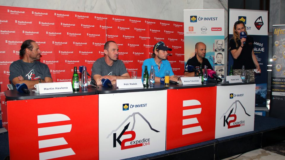 Martin Havlena, Petr Mašek, Honza Trávníček, Radek Jaroš a Lucie Výborná na tiskové konferenci v budově Českého rozhlasu