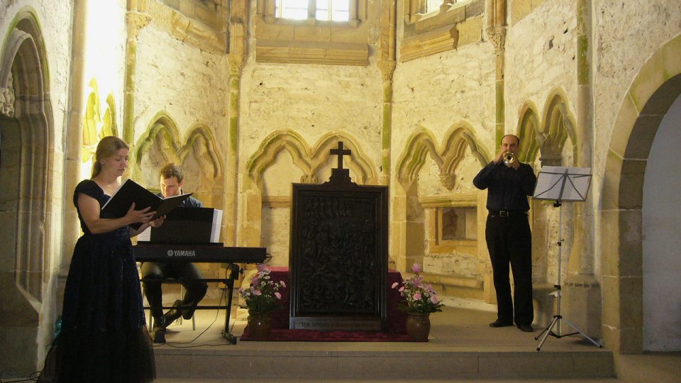 Duchovní zpěvy v kapli (uprostřed dřevořez z konce 17.století)