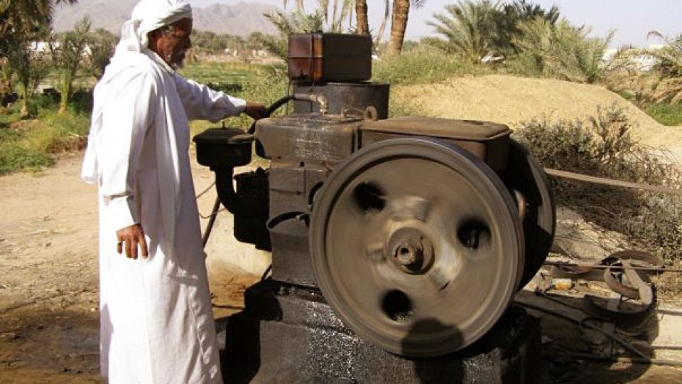 Farmář u vodní pumpy (Saúdská Arábie)