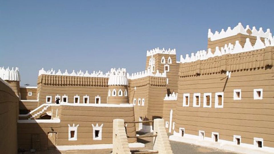 Stará radnice v pouštním městě (Saúdská Arábie)
