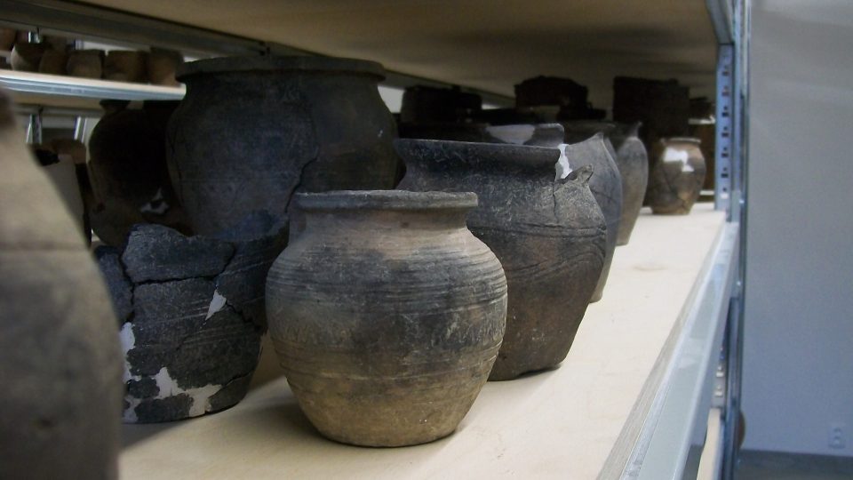 Předměty, nalezené v Mikulčicích, jsou dnes uloženy v moderní archeologické základně na Trampíkově