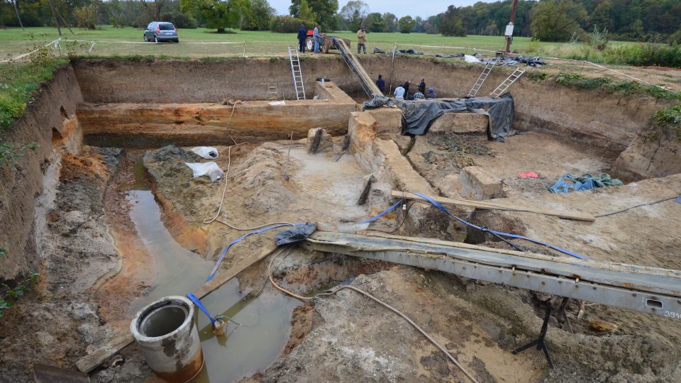 Archeologický výzkum pracovníků Archeologického ústavu AV ČR Brno v místech zaniklého říčního koryta a dřevěného mostu z 9. století. Tento výzkum z roku 2012 se zařadil k nejnáročnějším terénním akcím v Mikulčicích