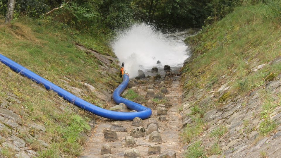 Liberec, Vesec. Hasiči odčerpávají vodu z Veseckého rybníka, nazývaného také Tajch (foto z 23. srpna 2014)