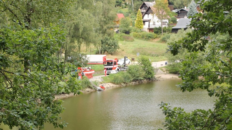 Liberec, Vesec. Hasiči odčerpávají vodu z Veseckého rybníka, nazývaného také Tajch (foto z 23. srpna 2014)