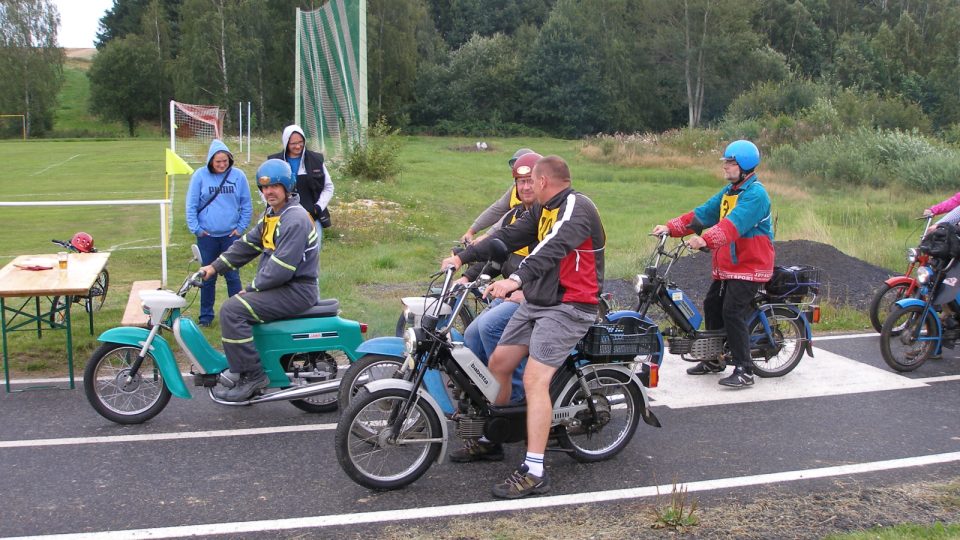Třetí ročník soutěže malých motocyklů v Křižovatce na Chebsku