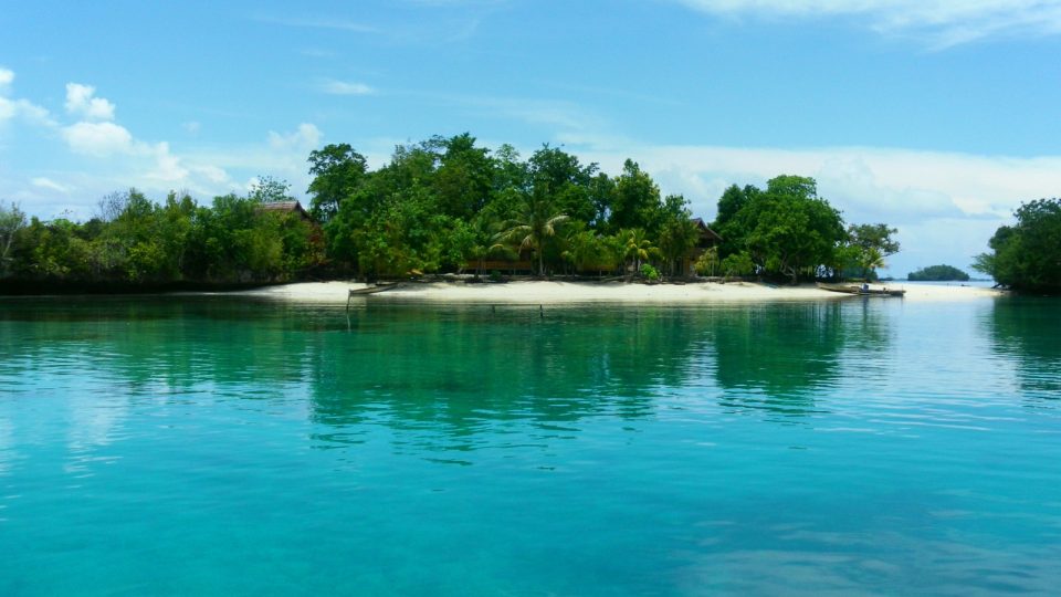 Poyalisa je malý ostrůvek na dohled od vesnice Bomba při západním pobřeží ostrova Batu Daka, nejjižnějšího z Togeánských ostrovů