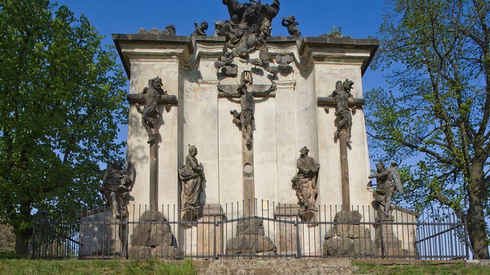 Kalvárie - barokní sousoší s postavami Panny Marie, sv. Jana a dvou andělů