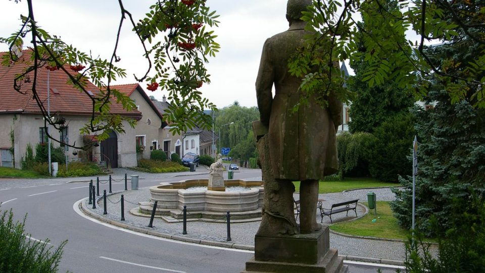 Socha Františka Palackého byla první sochou Jana Štursy pro Nové Město na Moravě