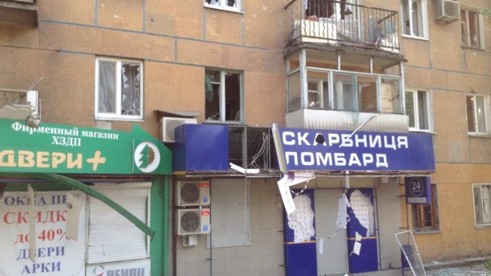 Tlaková vlna po dopadu rakety na centrum Doněcku vysklila okna okolních bytů