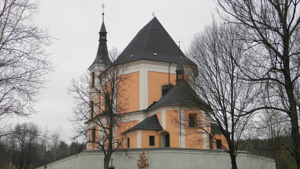 Kostel při pohledu z cesty do Vojnovic