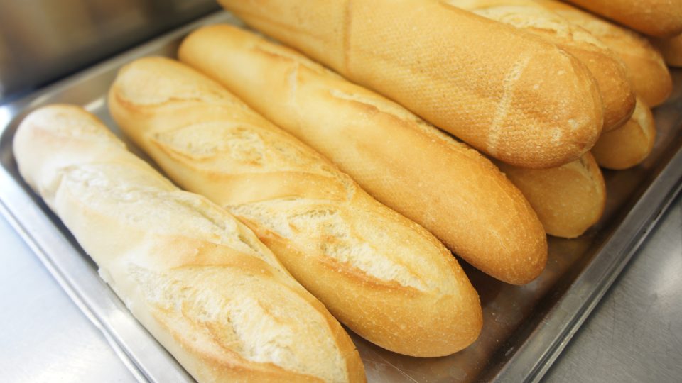 Toustový chléb nebo bagety necháme zavadnout asi 3 dny, aby nebyly čerstvé