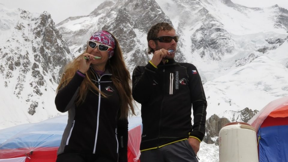 Lucie Výborná a Jan Trávníček při ranním čištění zubů pod horou K2