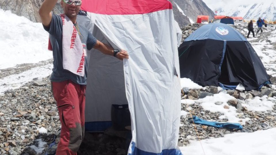 Radek Jaroš jde do sprchy v základním táboře pod horou K2