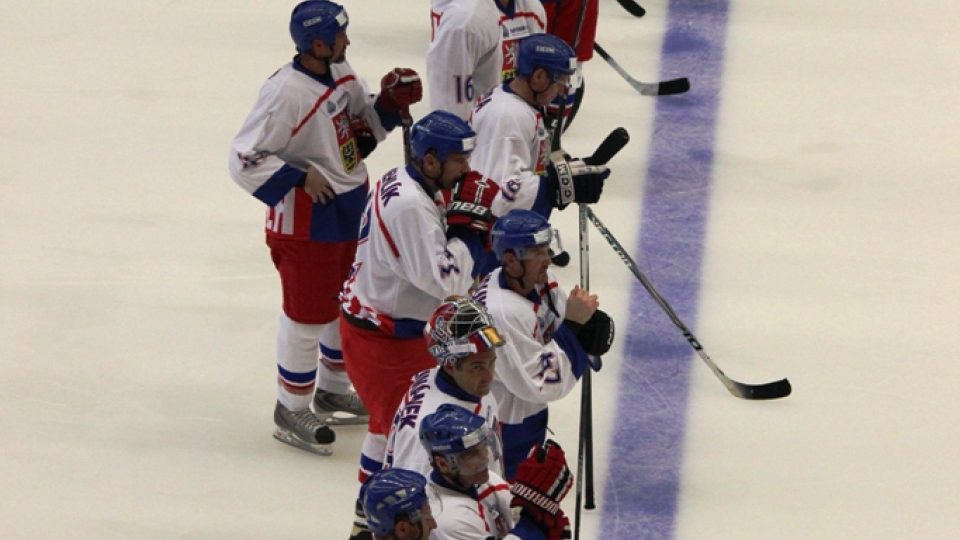 Utkání hokejových šampionů v Jihlavě. Pohled mezi olympijské vítěze z Nagana